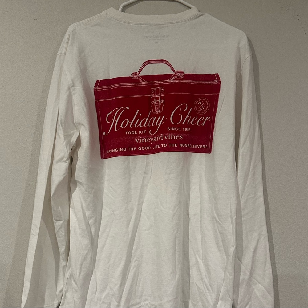 Vineyard Vines long‎ sleeve white T-shirt w/Christmas holiday trunk & logo in M.